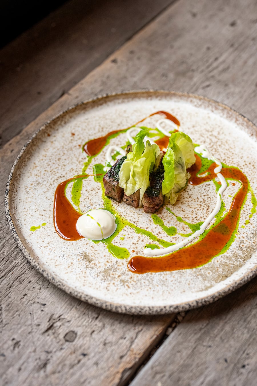 Gourmetfestival St. Moritz 2026. Tavolata mit James Baron und Gastkoch Ãlvaro Clavijo in der Chesa Merleda La Punt. Pork, Gremolata, Crème Fraiche. Fotografiert am 28. August 2026