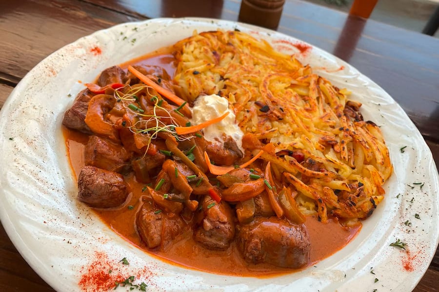 Bergrestaurant Z'Mutt: Rösti mit Boeuf Stroganoff.
