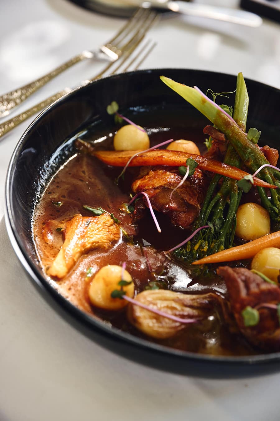 Coq au Vin Beaujolais mit Gemüse und Kartoffeln