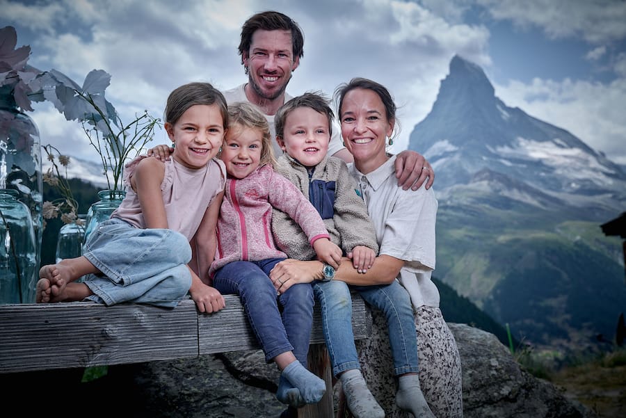 Elia und Loredana Zurbriggen mit ihren Kindern Lisa (7), Livia (3) und Yanis (6).