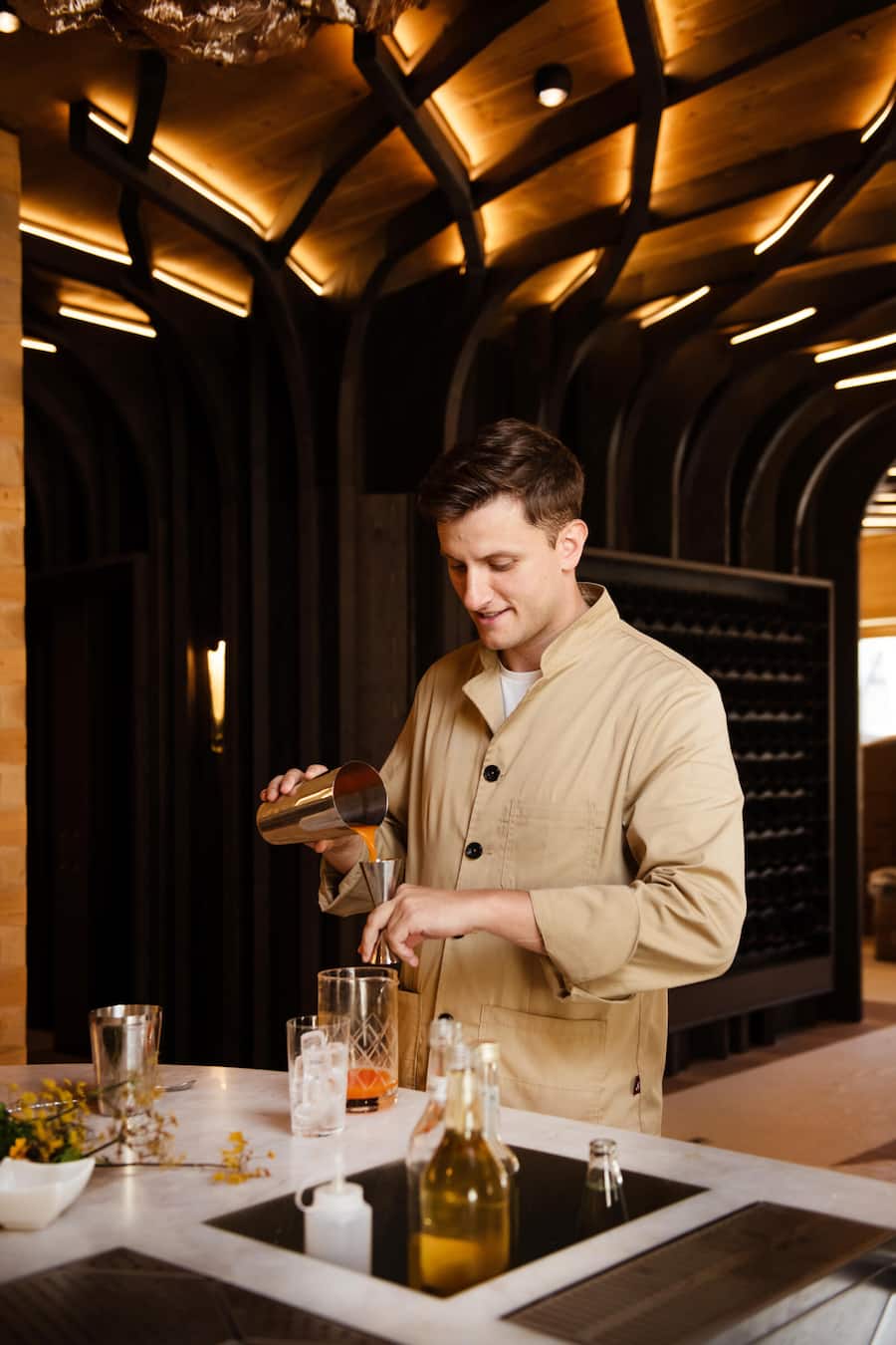 Elmir Medunjanin, Barchef vom Appenzeller Huus, in seinem Botanicum.