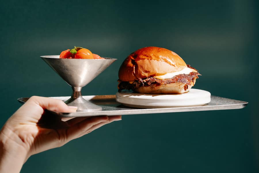 Collab-Burger mit Markus Stöckle: Crack Burger - tomato salad - Pop des Jahres 2027 - BUNZAI Zürich - Juni 2026 - Copyright Olivia Pulver