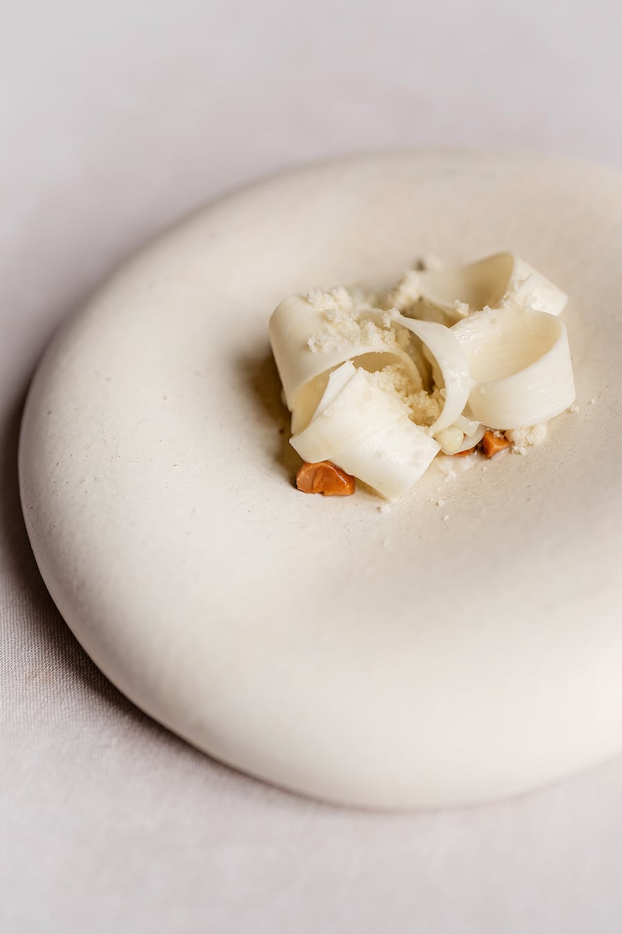Gourmetfestival St. Moritz 2026. Tavolata mit James Baron und Gastkoch Ãlvaro Clavijo in der Chesa Merleda La Punt. Squid, Macadamia, Palm Hearts. Fotografiert am 28. August 2026