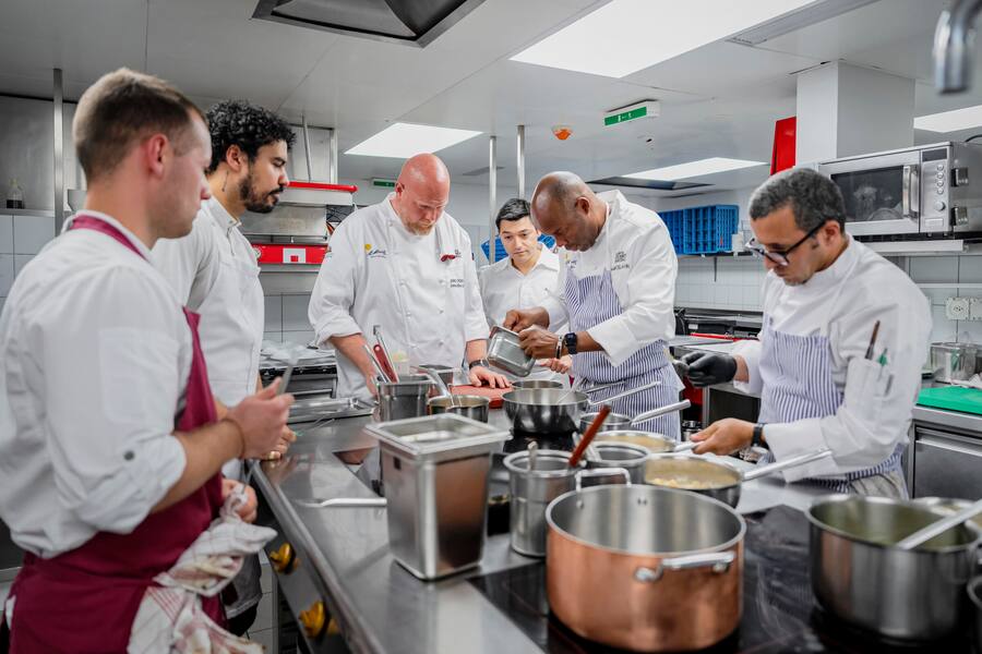 Gourmetfestival St. Moritz 2026. Behind the Scenes, 4 Hands Dinner im Grand Hotel des Bains Kempinski mit Joseph Lidgerwood aus Seoul und Marcel Ravin aus Monaco. Gastkoch Marcel Ravin (2. v. re.). Fotografiert am 27. August 2026