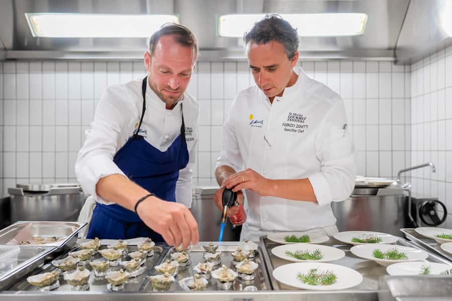 Gourmetfestival St. Moritz 2026. Behind the Scenes, Reportage im Suvretta House beim Chef's Table mit Guest Chef Emmanuel Pilon aus Monaco. Emmanuel Pilon (li) zusammen mit Suvretta Kuechenchef Fabrizio Zanetti (re). Fotografiert am 27. August 2026