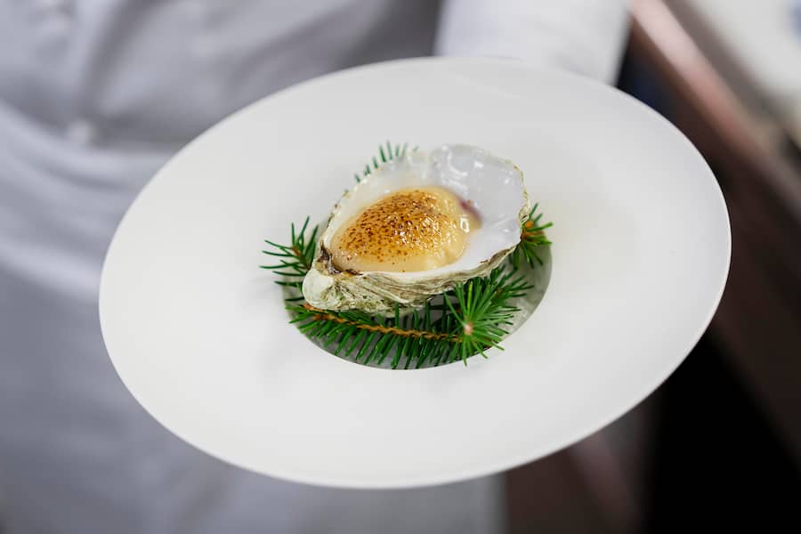Gourmetfestival St. Moritz 2026. Behind the Scenes, Reportage im Suvretta House beim Chef's Table mit Guest Chef Emmanuel Pilon aus Monaco. Vorspeise Auster mit Honig und Champagner. Fotografiert am 27. August 2026