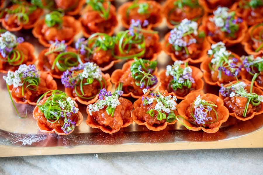 Grandes Tables des Suisse / Amuse Bouches, Noémie Bernard Gericht: Rind, Tomate vom Burregarte, Boog Hünenberg, Schnittlauch