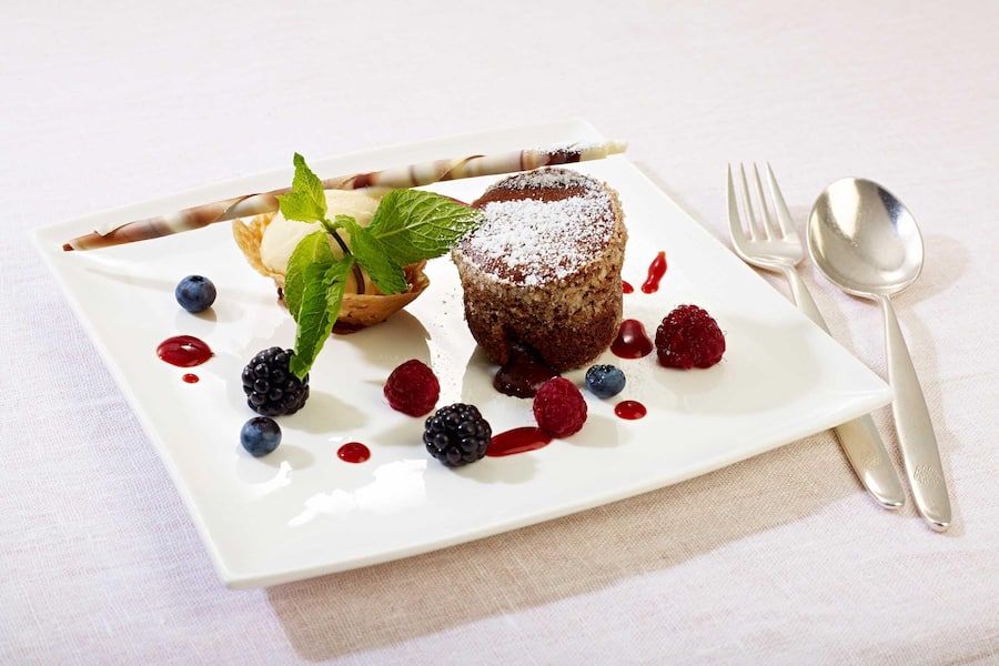 Lauwarmes Schoggiküchlein mit Beeren Jiri Urban, Executive Chef Hotel Restaurant Bellevue Adelboden, BEÂ