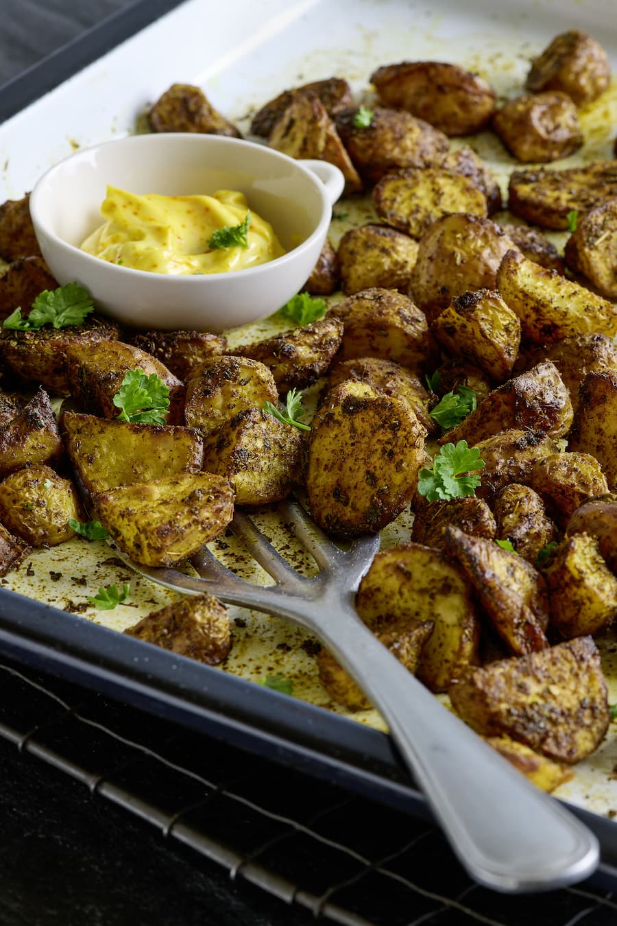 Ihre Bratkartoffeln würzt die Autorin mit Thymian & Paprika, die Aioli mit Safran.