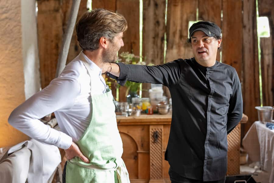 Gourmetfestival St. Moritz 2026. Tavolata mit James Baron (li) und Gastkoch Ãlvaro Clavijo (re) in der Chesa Merleda La Punt. Fotografiert am 28. August 2026