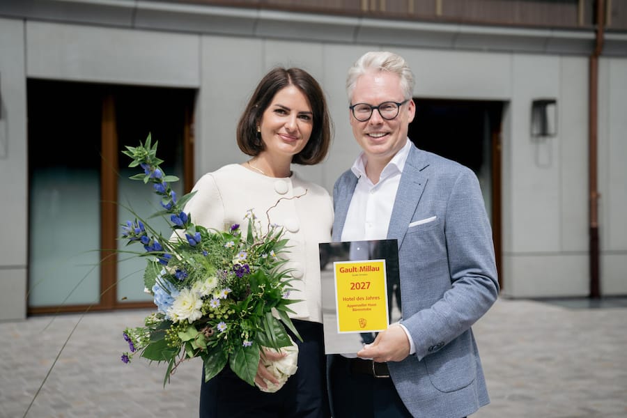 General Manager Alexa Stoschek mit Jan Schoch Inhaber - 24.08.2026 - Hotel des Jahres 2027 - Apenzeller Huus -