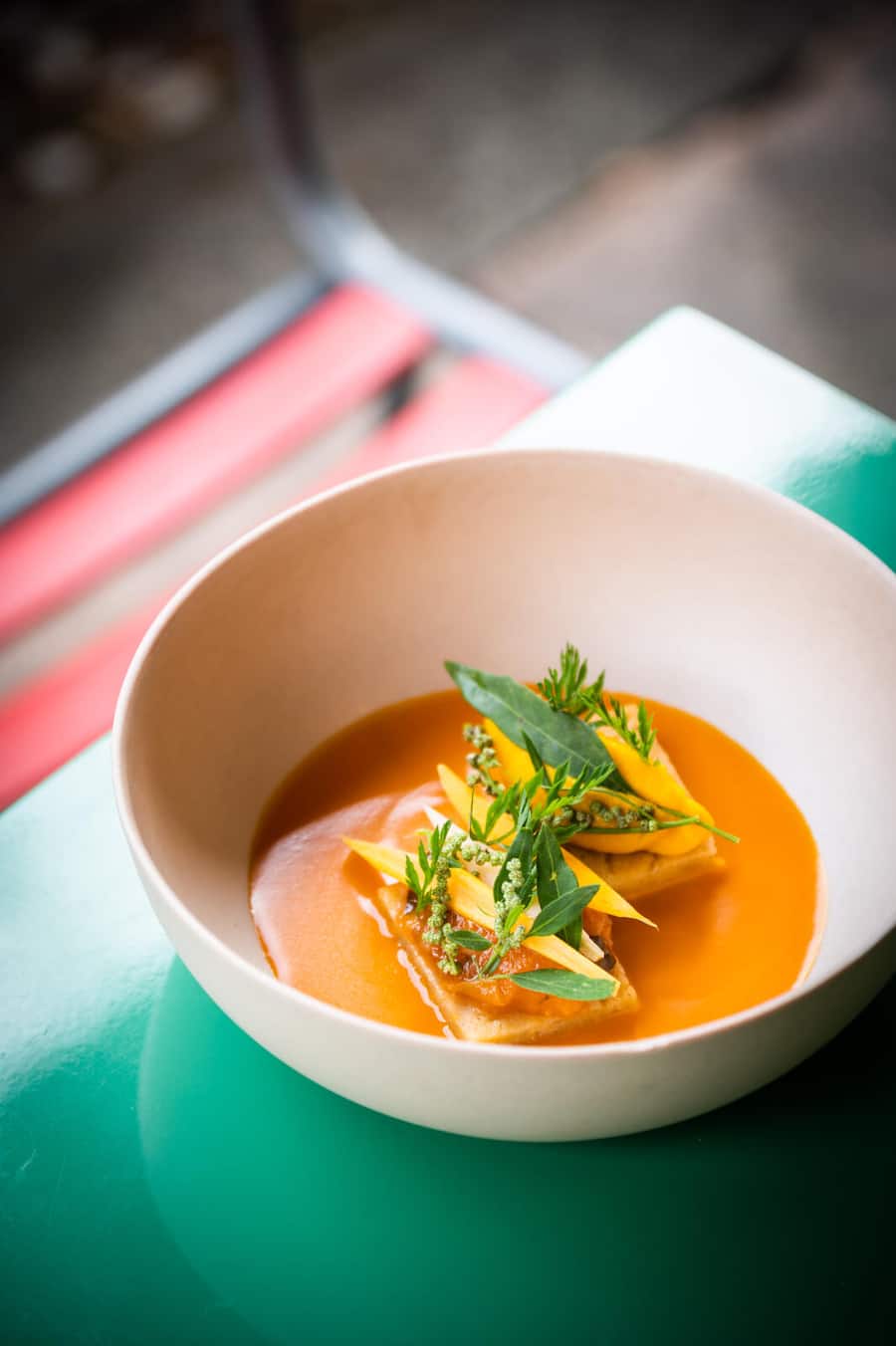 Kle 2021:Aprikosen-Karotten-Tamal, Maiscake, resuzierter Rüeblisaft, Mangold-Kimchi, Karottencreme