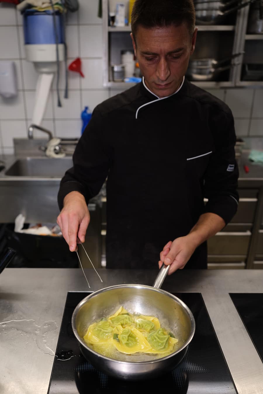 Bindella Waisenhaus ThunLuca Mazzeo, KüchenchefZubereitung Tortelloni fatti in casa:Hausgemachte Eierpasta nach Emilianer Art