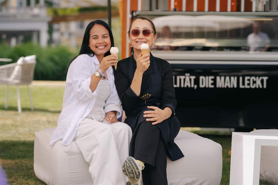 Mariya Un Noun mit Tanja Grandits am Eis schlecken.