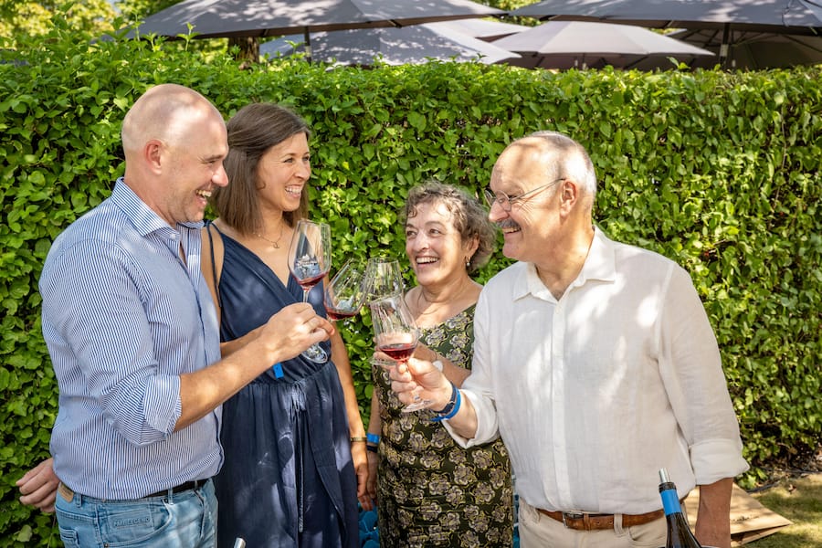 Martha und Daniel Gantenbein mit ihren Nachfolgern Andreas & Ulrike Hütwohl