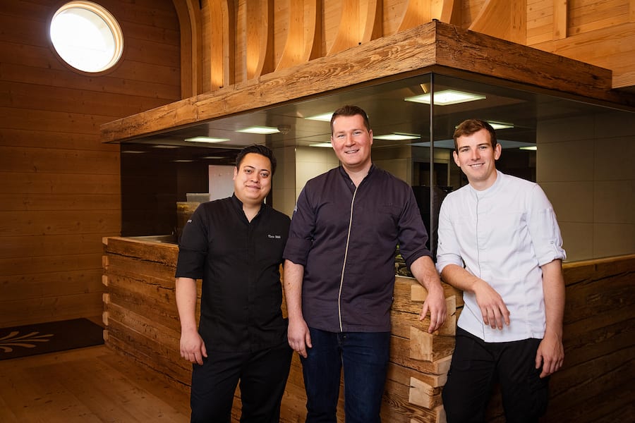 Michael Gollenz, Küchenchef, mit den Sous-Chefs Fabrice Ohlmann (in Weiss) und Kevin Wilk (in Schwarz).