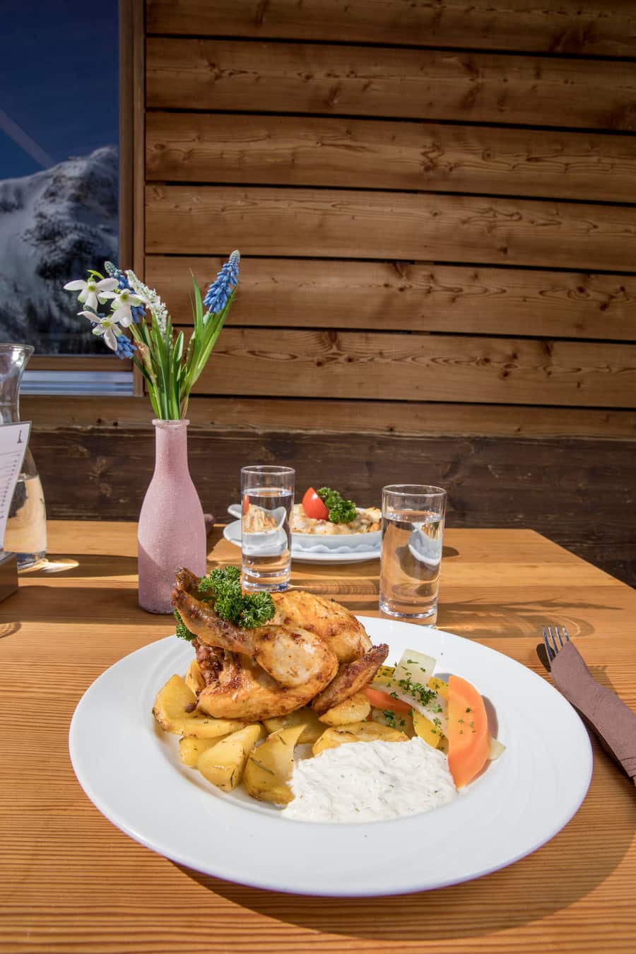 Restaurant Adler Hitta in Findeln oberhalb Zermatt. Coquelet vom Grillfeuer.Aufgenommen am 19.04.2018 in Zermatt ©David Birri Al Dente 2018