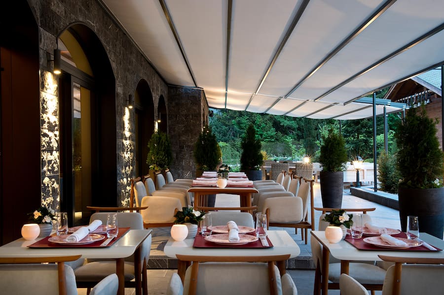 Japanisch auf der Terasse: Das «Megu» in «The Alpina Gstaad».