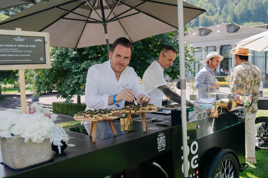 Tobias Peyerl am Oona Kaviar Stand.