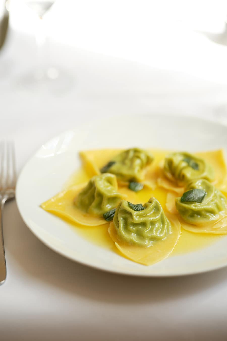 Bindella Waisenhaus ThunLuca Mazzeo, KüchenchefTortelloni fatti in casa:Hausgemachte Eierpasta nach Emilianer Art:HartweizenmehlEigelbDie FüllungFrische Büffel-RicottaFrischer Spinat