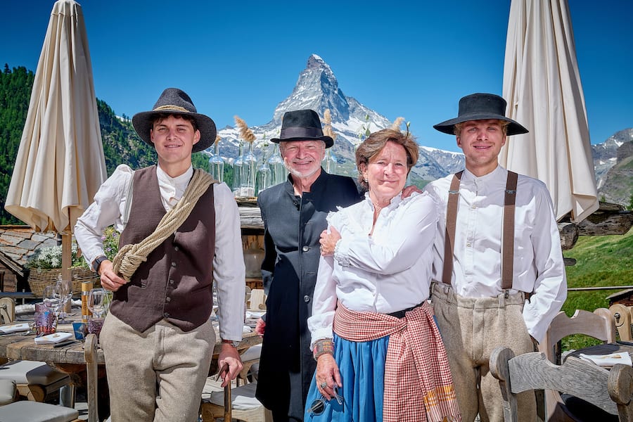 Vrony und Max Cotting-Julen mit ihren Söhnen Max (l.) und Louis. Zermatt, le 28 juin 2025, A lâoccasion des 100 ans de lâexistence de chez Vrony un menu créé de toute pièce par Genny Hess à réuni 180 personnes sur lâalpage face au mythique Caillou du Cervin en présence dâinvités de marque , Vrony, Max und Max junior © sedrik nemeth