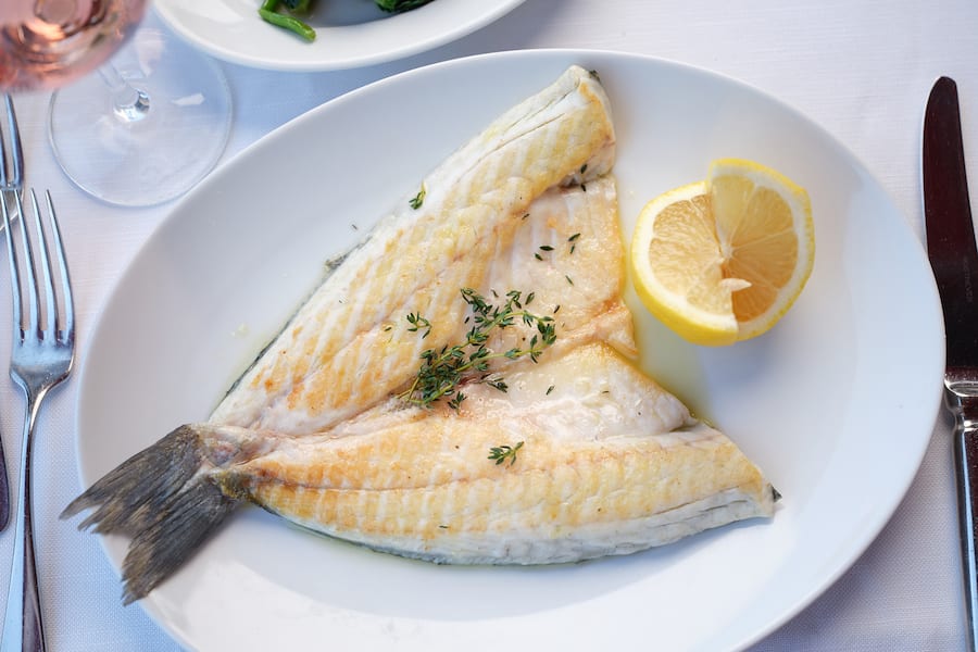 Bindella Waisenhaus ThunTerrasse AareBranzino alla griglia con spinaci freschiWolfsbarschfilet (Butterfly)Zitronen,Oliven Ãl (Evo)ThymianSalzFrischer Winterspinat