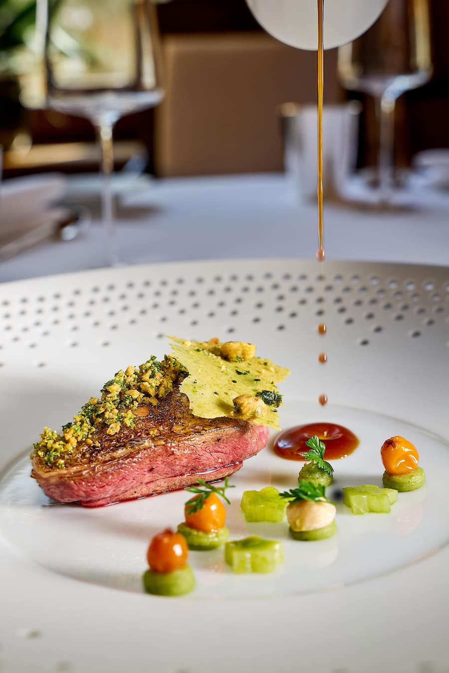 Zermatt, le 23 février 2026, Hôtel Zermatterhof, avec Stefan LUNZE et Son Acolyte Jimmy Beck nous présentent n1. Walliser Egli, und Ona Caviar Von Frutigen , 2. Topinambour Truffel Tarte , 3. MIERAL TAUBE , 4. Variation von der Bergackerbohne © sedrik nemeth Stefan Lünse
