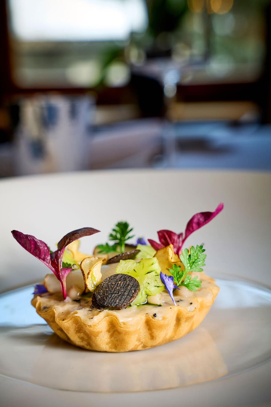 Zermatt, le 23 février 2026, Hôtel Zermatterhof, avec Stefan LUNZE et Son Acolyte Jimmy Beck nous présentent n1. Walliser Egli, und Ona Caviar Von Frutigen , 2. Topinambour Truffel Tarte , 3. MIERAL TAUBE , 4. Variation von der Bergackerbohne © sedrik nemeth Stefan Lünse