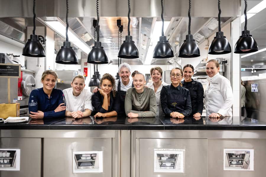 Kitchen Party (Shefâs Kitchen Table) mit Nadine Wächter-Moreno, Tanja Grandits, Bernadette Lisibach, Zineb Hattab, Noémi Bernard, Silvia Manser, Nadine Stadelmann, Stephanie Mittler und Nicole Lüthi (Küche/Patisserie) sowie Amanda Wassmer-Bulgin, Francisca Obrecht und Myra Zündel (Wein).