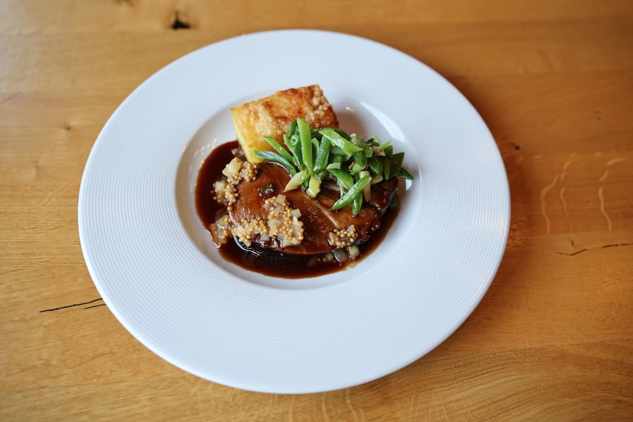 10 Tage im Pinot Noir eingelegt: «Suure Mocke» vom Napfschwein-Hals.