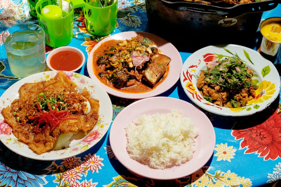 Sauer, süss, scharf und salzig – oft auf einem Löffel: Das 555+ im Zürcher Hotel Greulich feiert Bangkoks Streetfood-Küche.