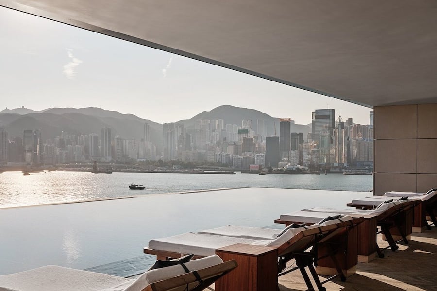 Attraktion im Rosewood Hongkong. Der Infinty-Pool auf der sechsten Etage.