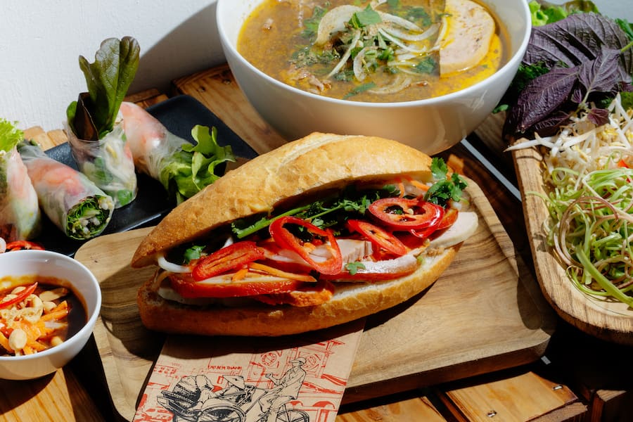 Die Kruste splittert beim ersten Biss: Bánh Mì Bao in Zürich-Oerlikon backt seine Baguettes täglich selbst und füllt sie mit hausgemachter Pâté, Pickles und Kräutern.