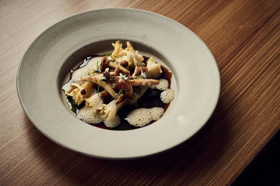 Caramelle mit Rindsbäckchen-Mimolette-Füllung, Pilzen, Topinambur, Vin Jaune & gebräunter Butter.