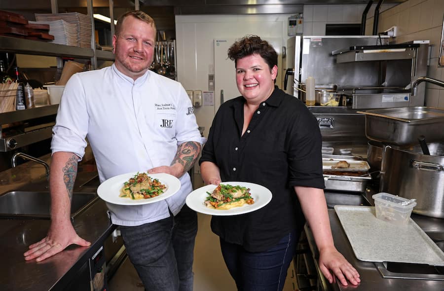 «Coq au chasselas»! Ein Bestseller von Marc Josua und Cynthia Engel, «Aux Trois Amis», Schernelz in den Rebbergen über dem Bielersee.