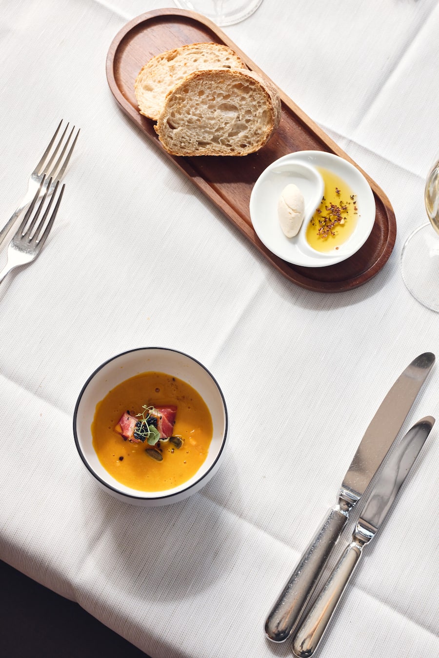 Gericht: Kürbissuppe mit Honig und Martini, Thunfisch im Sesammantel Reussbad, Luzern, LU Wildgerichte 2026 von Florian Fankhauser
