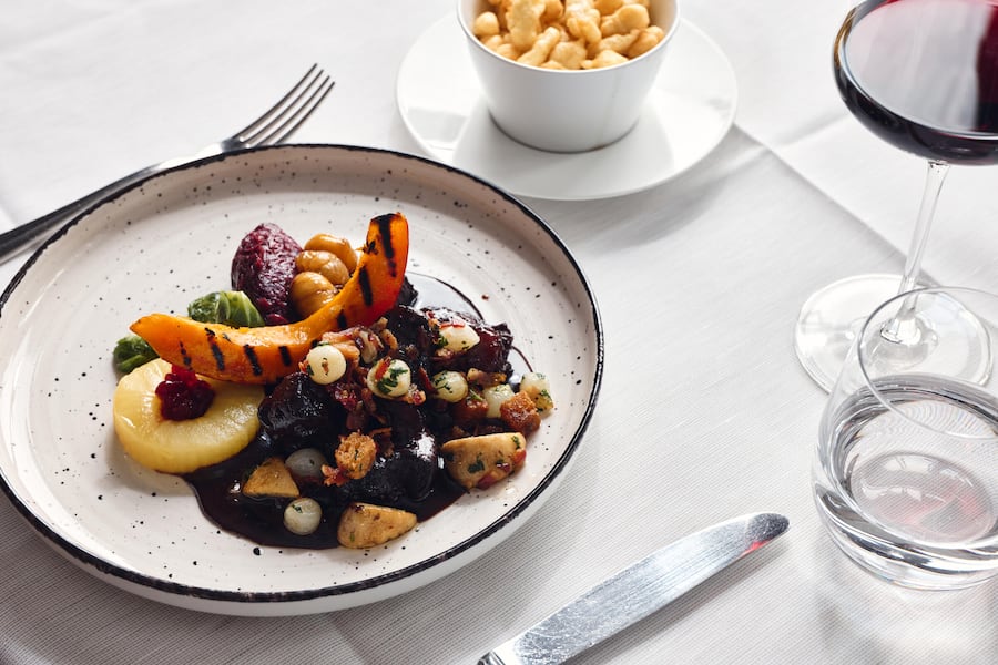 Gericht: Luzerner Hirschpfeffer mit Silberzwiebeln, Champignons, Speck und Croutons, dazu Spätzli Reussbad, Luzern, LU Wildgerichte 2026 von Florian Fankhauser