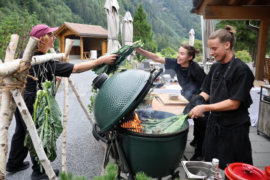 Die Drei aus der «Villa Hundert»: Christian Brangenfeldt, Lea Burckhardt und John Jezewski. Blumenkohlblätter auf dem Grill!