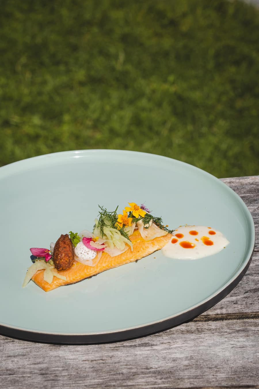 Die Lachsforelle wird «mi-cuit» mit Tomatenfalafel & fermentiertem Fenchel kombiniert.