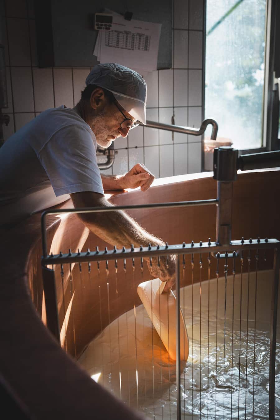 Ewald Schafer produziert in seiner Käserei den Mont Vully Käse