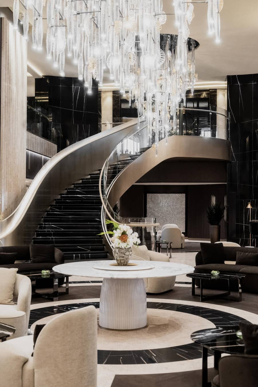 Wohnzimmer de luxe: Die zweistöckige Lobby mit Bars & Boutiquen.