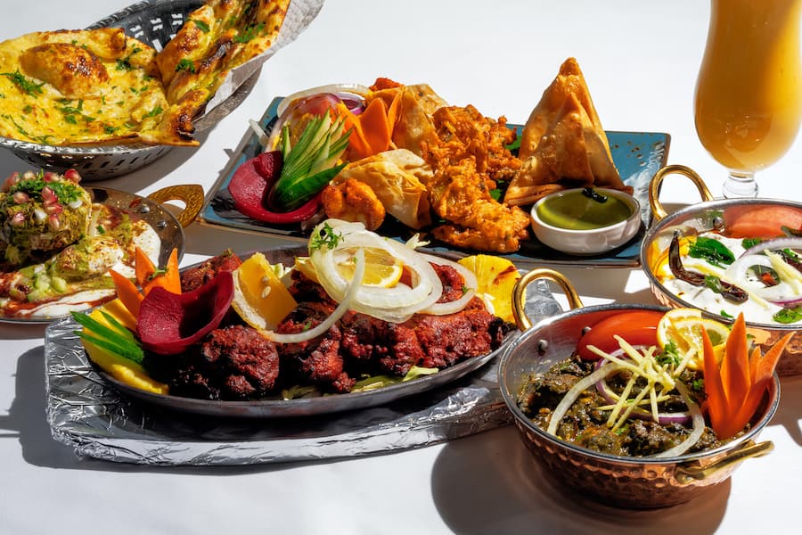 Bei Familie Rawat im Garhwal in Zürich gehört erstklassiges Naan aus dem Tandoor zu den kräftig gewürzten Currys.