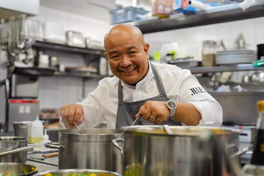 Am grossen Topf für seine JRE-Freunde: Domingo S. Domingo, Chef im «Mille Sens» Bern.