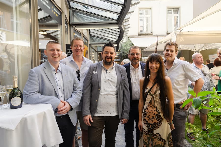 Der neue JRE-Vorstand: v.l. Pascal Melliger («Wein&Sein», Bern), Reto Gadola (Casa Alva, Trin), Björn Inniger («Alpenblick», Adelboden), Denis Schmitt («Le Murenberg», Bubendorf BL), Helena Collaud («Le Pont de Brent», Brent VD), Patrick Germann («Bären»,Schwarzenburg BE).