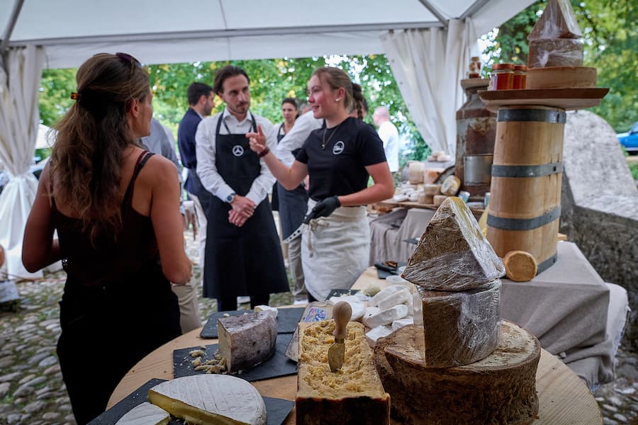 Choully, le 20 septembre 2026, Mercedes invite Guy Ravet et Philippe Chevrier pour un parcours gourmand a 4 mains au domaine de Choully Ici dégustation de fromages, © sedrik nemeth