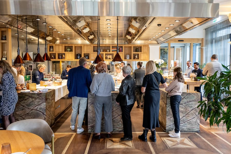 Kitchen Party (Shefâs Kitchen Table) mit Nadine Wächter-Moreno, Tanja Grandits, Bernadette Lisibach, Zineb Hattab, Noémi Bernard, Silvia Manser, Nadine Stadelmann, Stephanie Mittler und Nicole Lüthi (Küche/Patisserie) sowie Amanda Wassmer-Bulgin, Francisca Obrecht und Myra Zündel (Wein).