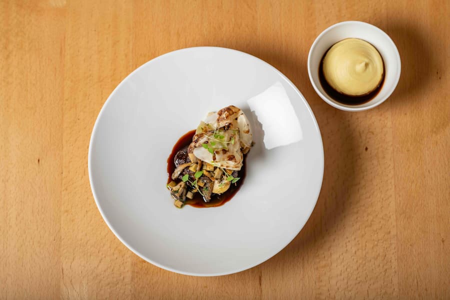 Kopfbäggli vom Ueli-Hof-Säuli, mit Kartoffelmousseline und Pilzen.