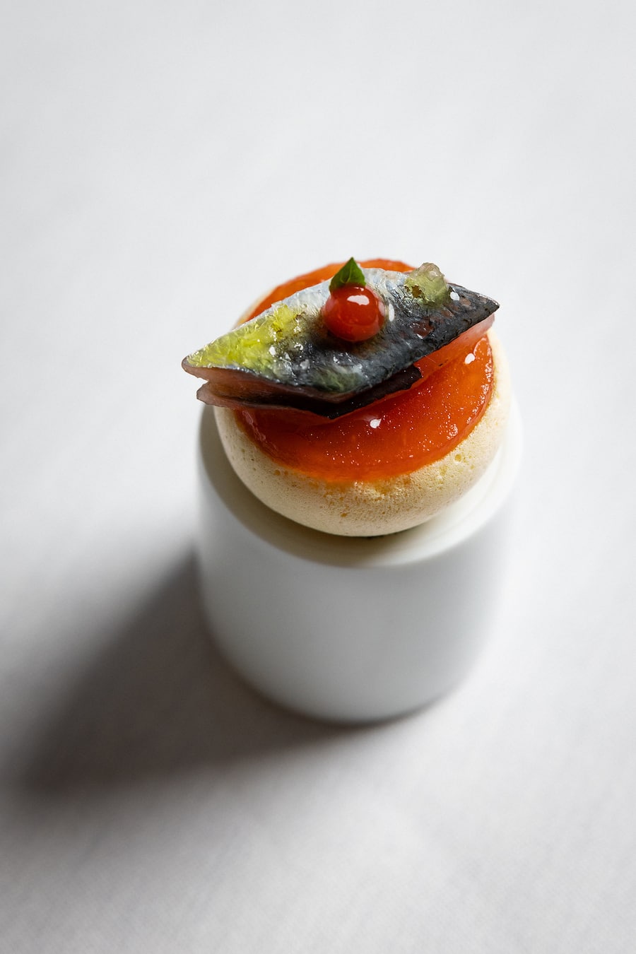 Basel, 07.09.2026 - Restaurant Cheval Blanc, Gericht; Amuse bouche, Macaron cumin, Melone und Sardine (Peter Knogl) - Copyright Rémy Steiner
