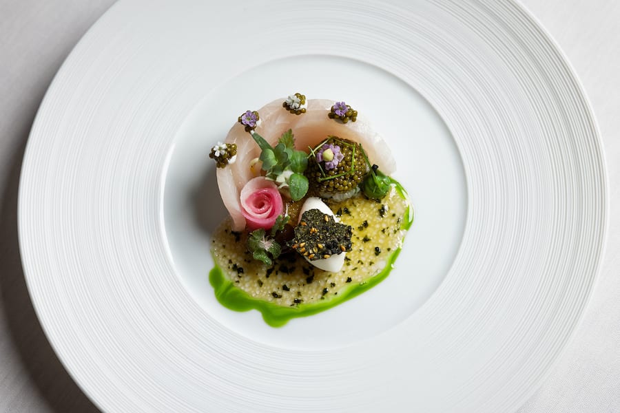 Basel, 07.09.2026 - Restaurant Cheval Blanc, Gericht; Sashimi, Auster und Seaweed mit Dashi-Ingwervinaigrette (Christian Bau) - Copyright Rémy Steiner