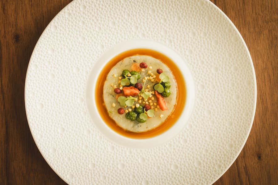 Radius by Stefan Beer, Hotel Victoria-Jungfrau. Burgdorfer Shrimp Tatar Erdbeeren · Rucola